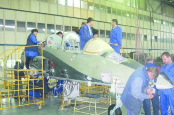 Angajaţii societăţii Avioane Craiova au intrat în grevă